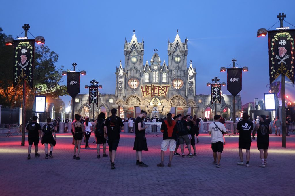 Des festivaliers s’avancent vers la Cathédrale, cœur battant du Hellfest. Photo ARP