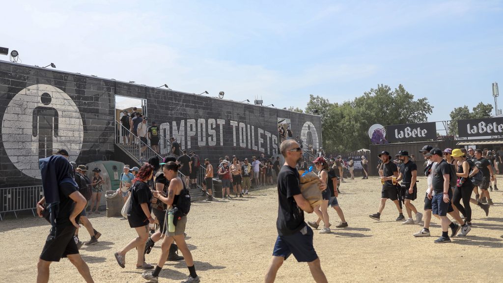 Compost Toilets : version Hellfest du développement durable. Photo ARP