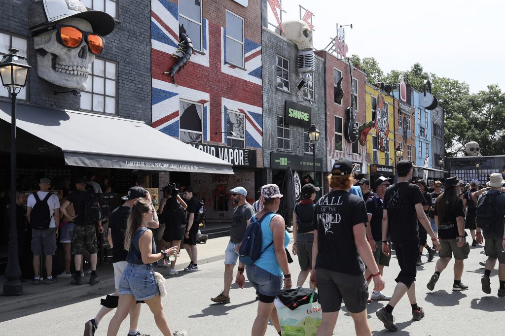 Dans les allées de Hell City, antichambre du Festival Park du Hellfest le 22 juin 2025. Photo ARP