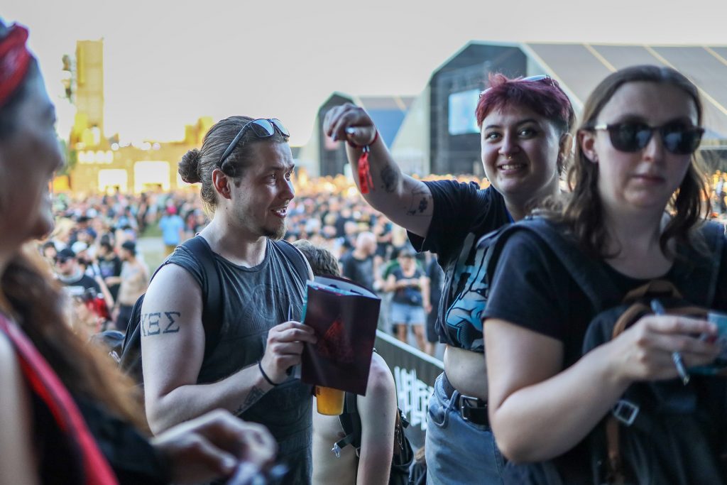 Une heure d’attente au Sanctuary et toujours le sourire : le Hellfest, c’est ça aussi. Photo ARP