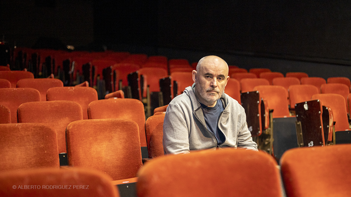 Jean-Jacques Adam sur les sièges velours rouge du théâtre Monsabré à Blois.