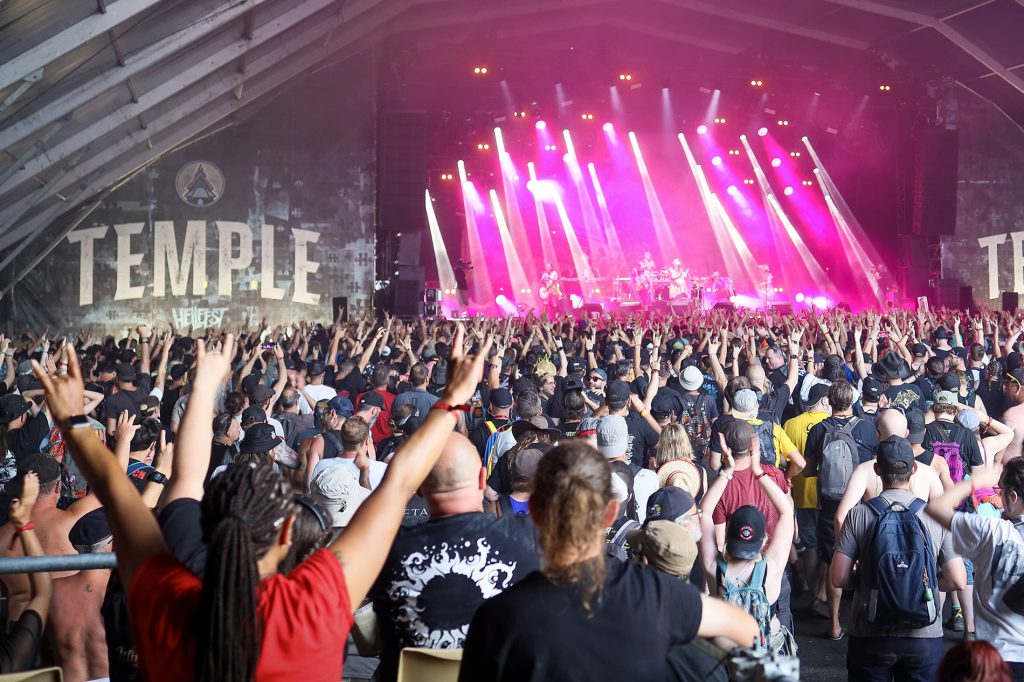 Bras levés, regards tournés vers le Temple, l'une des scènes du Hellfest : la ferveur est totale. Photo ARP