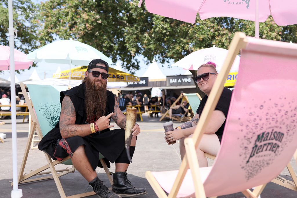 Pause fraîcheur au Metal Corner pour ce couple venu d’Angleterre pour les 4 jours du Hellfest. Photo ARP